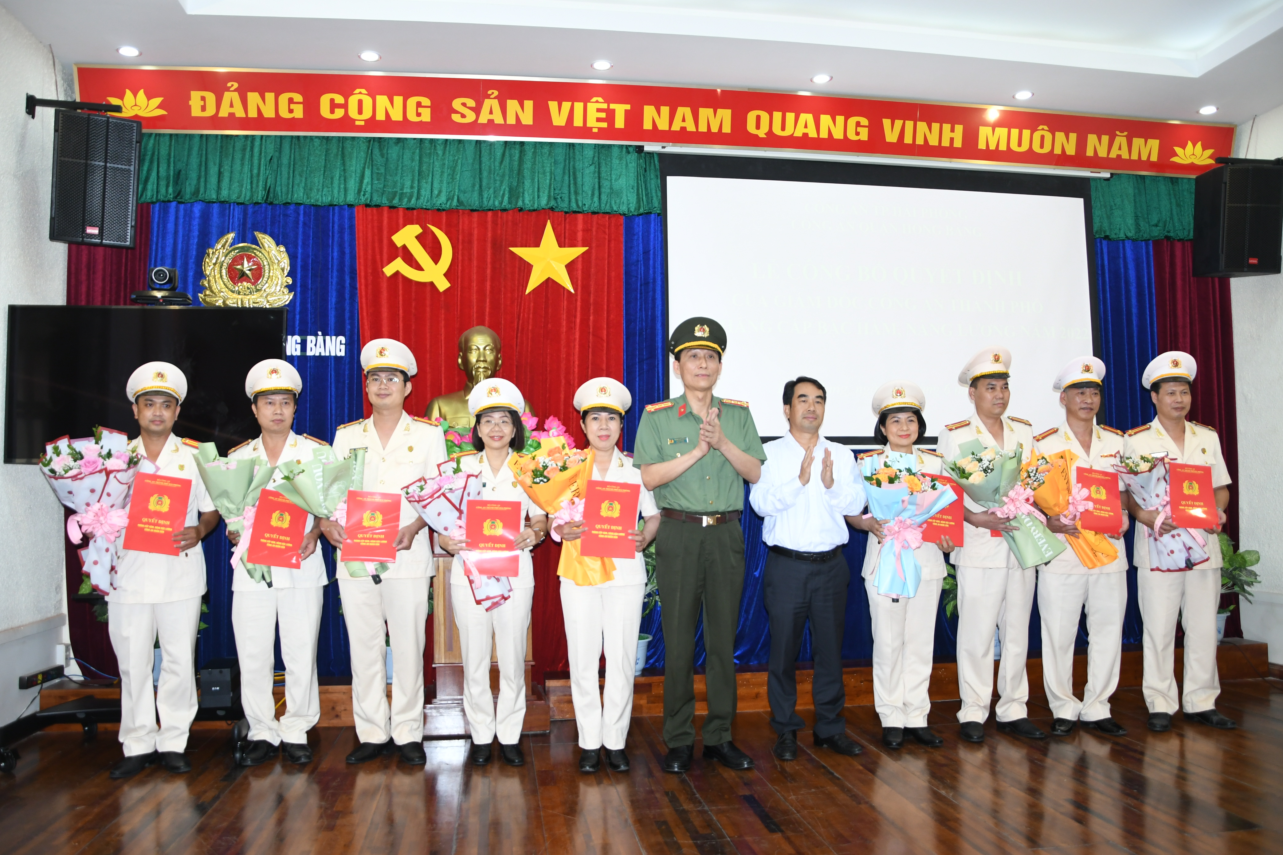 Công an quận Hồng Bàng: Công bố Quyết định của Giám đốc CATP thăng cấp bậc hàm, nâng lương cho CBCS